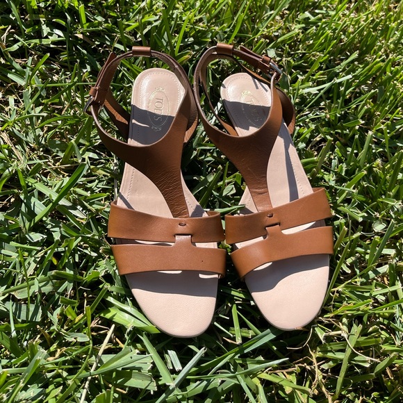 TOD'S
Cognac Leather T-Strap Wedge Sandal, 35mm size 36.5 US 6.5 $645 like new - Picture 11 of 15